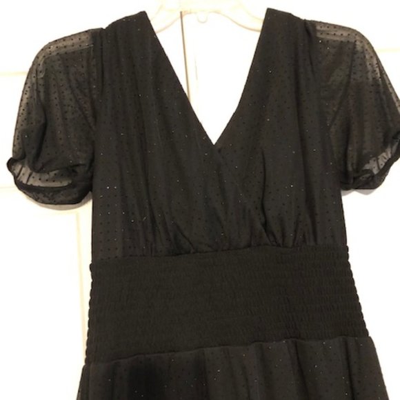 V-neck dress with just enough sparkle - Picture 1 of 5